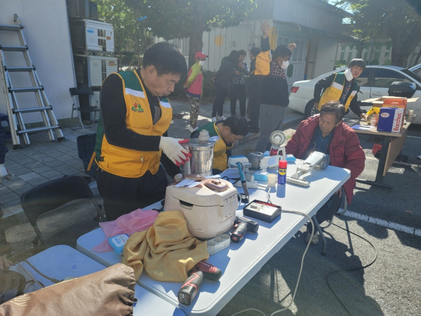 13일 중촌동 주공2단지 아파트 관리사무소 앞에서 진행한 전기전자제품 무료 수리 봉사활동 모습