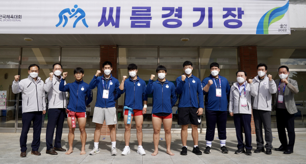 씨름선수단을 격려하는 김지철 교육감