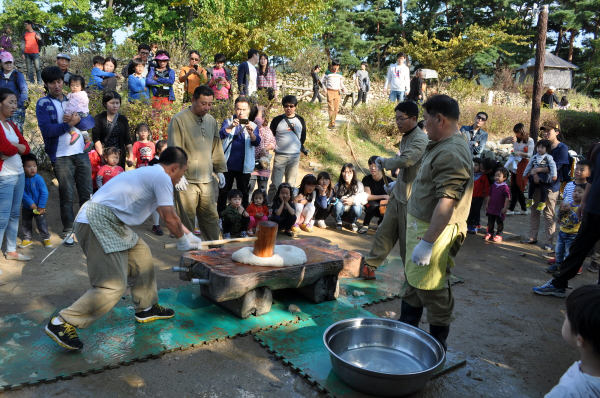 지난 짚풀문화제에서 진행된 떡메치기 장면/아산시 제공