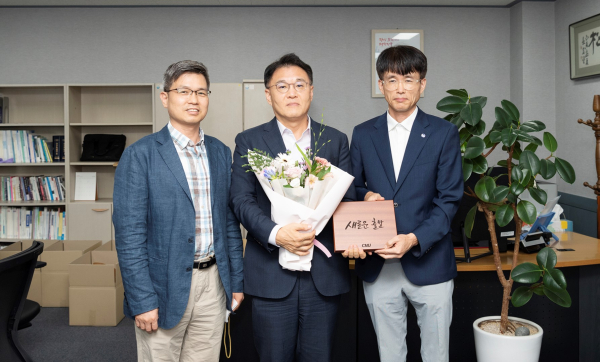 이경희 사무국장 감사패 전달 (왼쪽부터 강양은 총무과장, 이경희 사무국장, 조성범 직원협의회장)