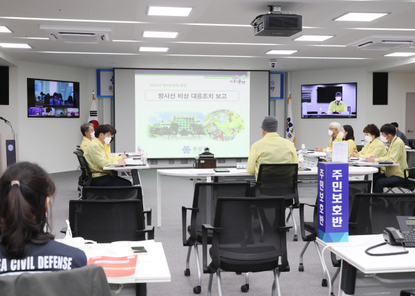 지난 14일 ‘2022 방사능방재훈련’이 실시된 가운데, 문창용 부구청장(가운데)가 훈련상황을 보고받고 있다