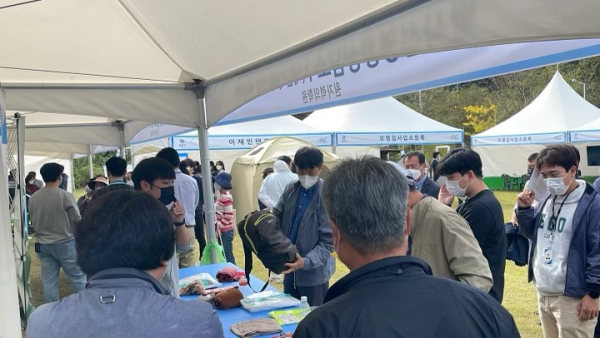 지난 14일 ‘2022 방사능방재훈련’이 실시된 가운데, 주민들이 이재민구호소를 체험하고 있다