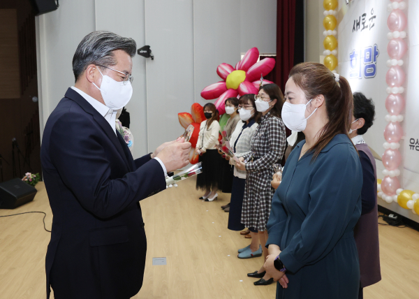 지난 13일 탄동생마을금고 대강당에서 보육인 한마음대회가 개최된 가운데, 정용래 구청장(왼쪽)이 보육유공자들에게 표창장을 수여하고 있다.