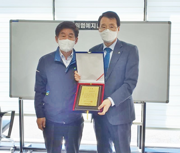 지난 13일 삼성전자 협력업체인 제이에이치엔지니어링으로부터 인재 양성에 대한 감사패 수여 받아