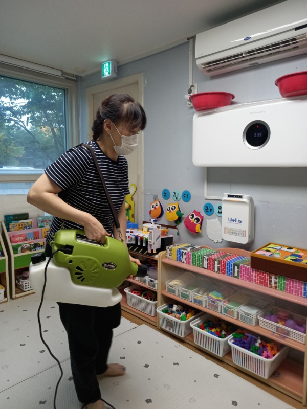 ‘어린이집 안전보안관’이 전염병 확산 방지를 위한 방역활동 모습