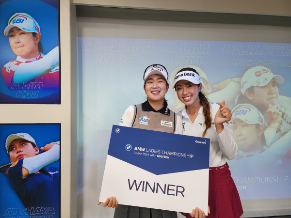 미리보는 BMW 레이디스 챔피언십 with 골프존에서 김아림과 노예림이 승리 후 기념촬영