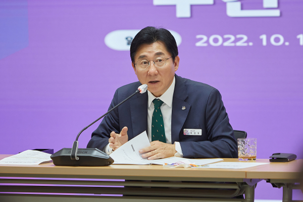 주간 간부회의 주재중인 박경귀 아산시장