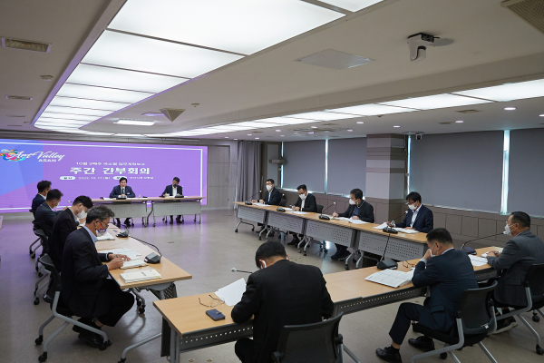 주간 간부회의 주재중인 박경귀 아산시장