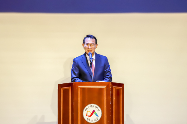 지난 17일 서산시 문화회관에서 열린 2022년 서산시 평생학습 포럼에서 이완섭 서산시장이 인사말을 하고 있다