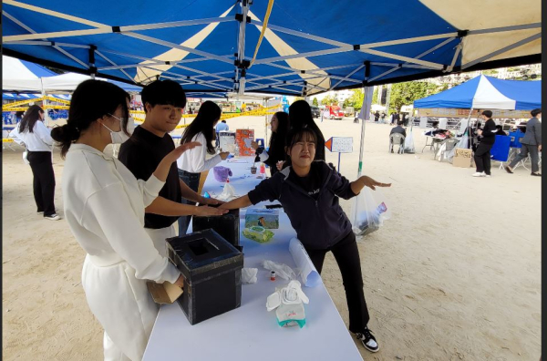 축제기간 중 재학생들과 각종 이벤트를 진행했다