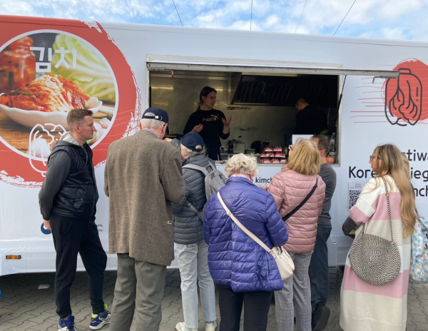 폴란드 도심지 한국산 김치 푸드트럭 운영 현장