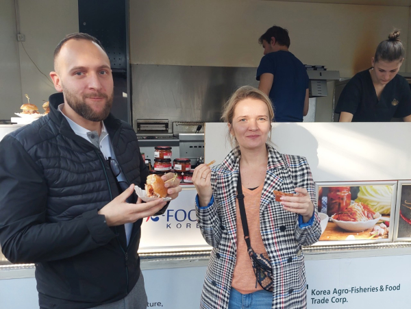 김치와 폴란드식 돼지고기 요리 퓨전 버거를 시식하는 시민
