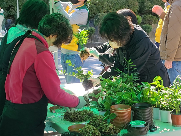 18일 서대전 시민광장 야외공연장에서 열린 ‘행복나눔 사랑나눔 바자회’ 모습