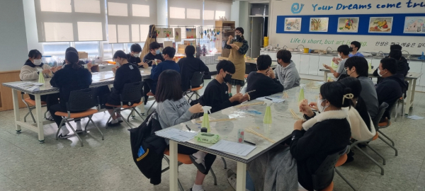 19일 남면중학교에서 진행된 ‘찾아가는 청소년수련관’ 활동 모습