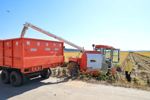 오성환 당진시장, 벼 수확 현장 방문 모습