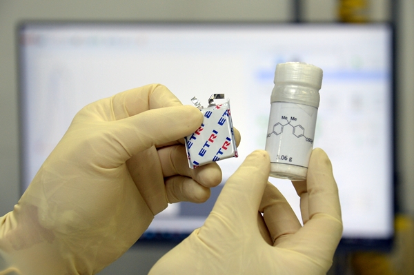 ETRI가 개발한 불소화황산화계 난연 첨가제(우측)와 첨가제가 적용된 리튬이차전지(좌측).