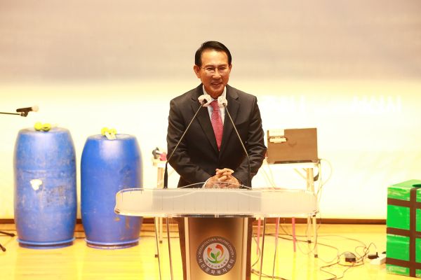 지난 20일 서산문화복지센터 공연장에서 열린 환경교육대학 수료식에서 이완섭 서산시장이 인사말을 하고 있다