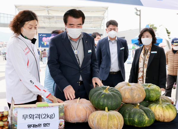 귀농·귀촌·지역민 어울림 한마당 대회 부스를 둘러보는 김동일 시장