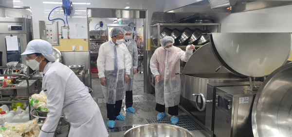 21일, 최교진 교육감이 아름중학교 제2캠퍼스를 급식실을 방문하여 안전점검을 하고 있다.