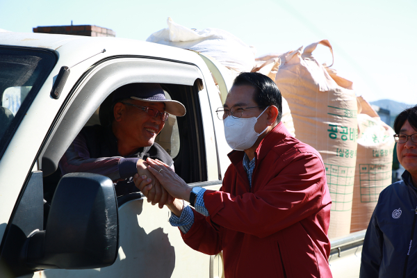 이완섭 서산시장이 지난 23일 산물벼 매입현장에서 농가들을 격려하고 있다