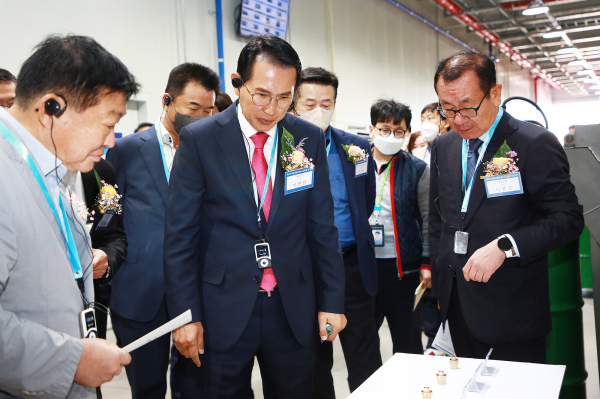 24일 수석농공단지 일원에서 열린 ㈜파라텍 공장 준공식에서 주요 내빈이 시설을 둘러보는 모습