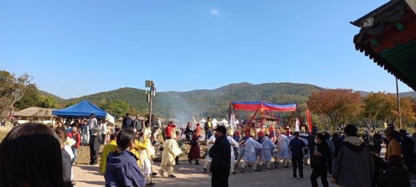 상여 행렬 장면