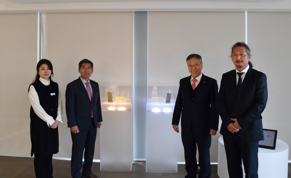 강원도 양구에서 열린 박수근 기념메달 출시 행사에서 참석자들이 포즈를 취하고 있다. (사진 왼쪽부터 엄선미 박수근미술관 관장, 서흥원 양구군수, 반장식 조폐공사 사장, 박진흥 박수근연구소 대표)