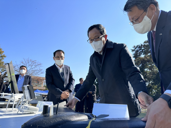이병호 농어촌공사 사장이 저수지 안전진단 현장시연회에서 접근이 어려운 시설 점검에 사용되는 탐사용 드론을 살펴보고 있다