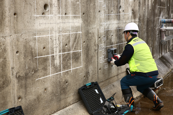 정밀안전진단을 위해 콘크리트 내구성 측정을 하고 있는 모습