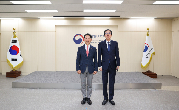 (사진 오른쪽이 세종충남대학교병원 비뇨의학과 나용길 교수, 왼쪽은 박민식 국가보훈처장)