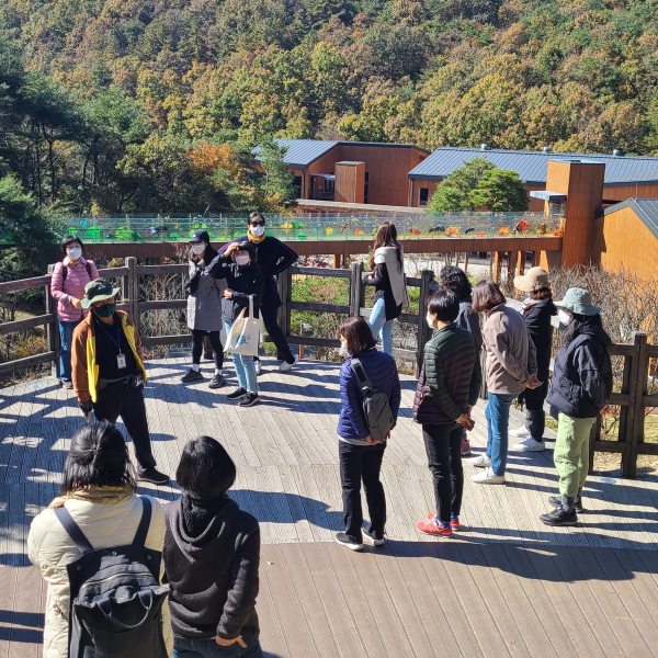 26일, '숲, 가을에 물들다'를 주제로 국립대전숲체원 '온(溫)택트 학부모 연수'운영 모습