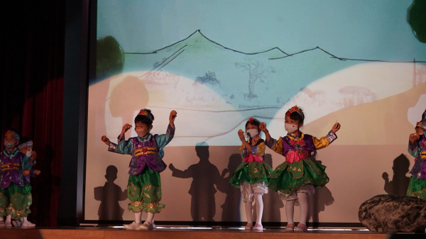 26일 의랑초 학생들이 의랑 어울림 예술축제에 참여하고 있다.