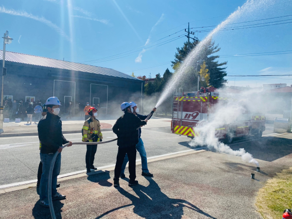 공단 무지개복지공장 관계자들이 대덕소방서 문평119안전센터와  합동소방훈련 실시 모습