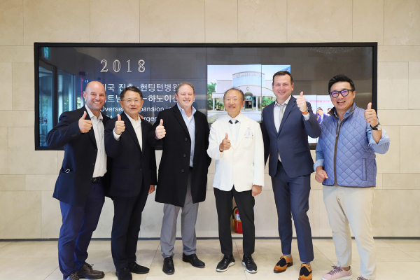 미국 인공관절수술 전문가 헤릭 제이 시겔 박사 (Siegel, Herrick J) 유성선병원 방문 기념 단체사진