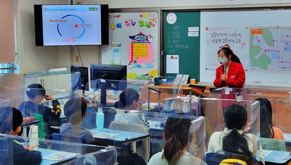 어린이 교통안전 캠페인 진행 모습