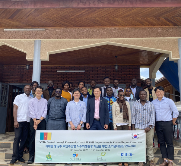 카메룬 현지 초등학교 4개교의 식수 위생시설 점검 및 인식개선 위한 교육 실시 단체사진