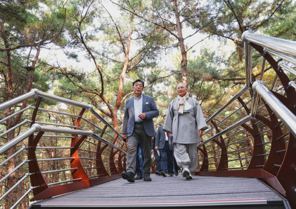 지난 30일 열린 백화산 트리워크 준공식에서 직접 참여중인 가세로 군수 모습.