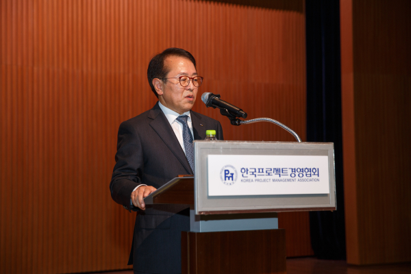 지난 27일 열린 제32회 PM 심포지엄에서 환영사를 말씀 중인 박형덕 서부발전 사장(한국프로젝트경영협회장)