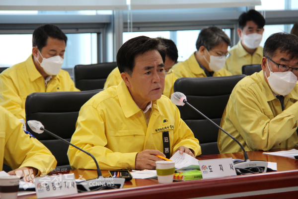 김태흠 충남지사는 31일 도청 중회의실에서 열린 실국원장회의 시작 전에 이태원 참사 사건의 애도의 시간을 갖고 회의를 진행했다./사진 권상재 기자