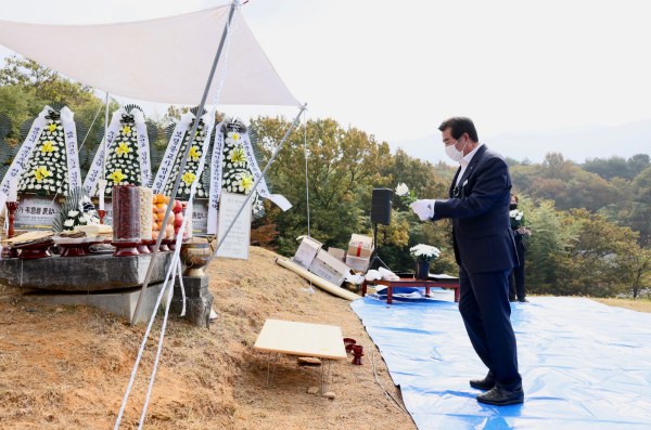 김성우 장군 추모 제향에서 헌화하는 김동일 시장