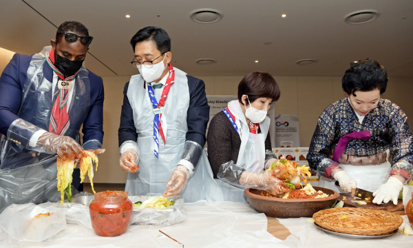 ‘김치담그기 체험 행사’ 현장 사진  * (좌측 2번째부터) 한국농수산식품유통공사 김춘진 사장, 전혜숙 국회스카우트의원연맹 부회장(국회의원), (사)대한민국김치협회 이하연 회장
