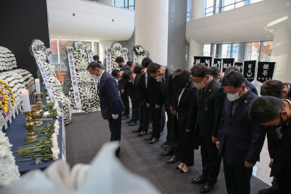 충남도의회 국민의힘 의원들, 이태원 사고 조문 행렬