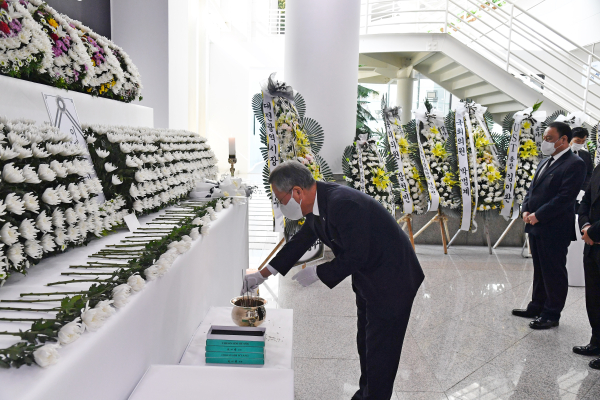 반장식 한국조폐공사 사장을 비롯한 경영진들이 2일 대전시청 1층 로비에 마련된 이태원 참사 사망자 합동분향소를 찾아 조문 모습