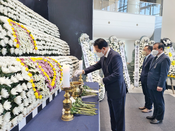 2일 이완섭 서산시장이 충남도청 내 합동분향소에서 헌화하고 있다.