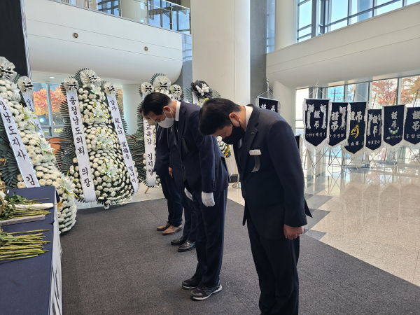 2일 이완섭 서산시장이 충남도청 내 합동분향소에서 묵념하고 있다.