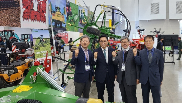 2022 대한민국 국제농기계자재 박람회 현장 사진  * 한국농수산식품유통공사 김춘진 사장(좌측 2번째)