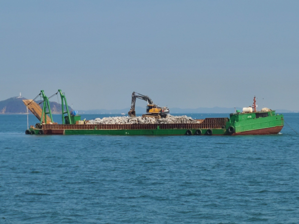해삼양식을 위한 자연석 투석 장면