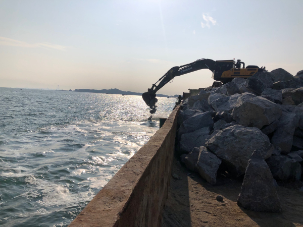 해삼양식을 위한 자연석 투석 장면