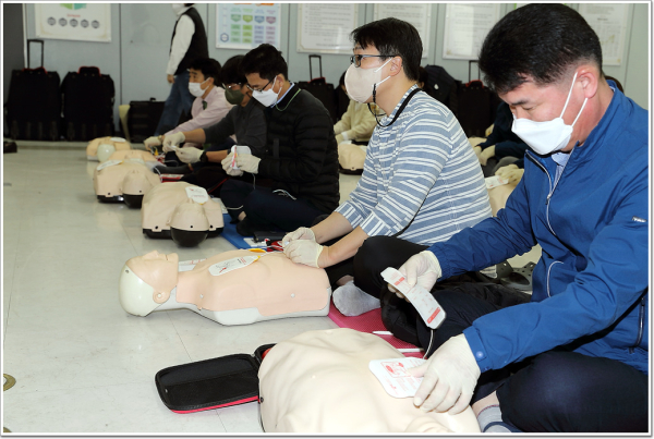 직원들이 자동 심장충격기(AED) 사용방법 교육을 받고 있다.