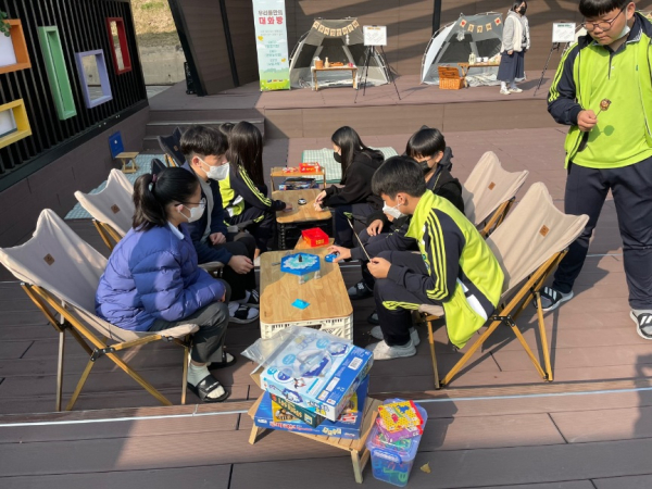 학생들이 힐링캠프 프로그램에 참여하고 있는 모습